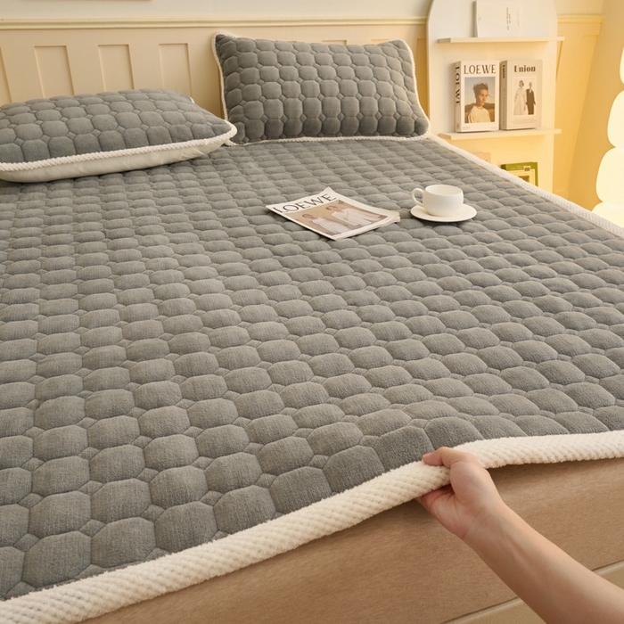 91家纺网 家纺一手货源 找家纺 缦吉 2025冬季新款亲肤舒适简约牛奶绒床垫床褥子 银灰