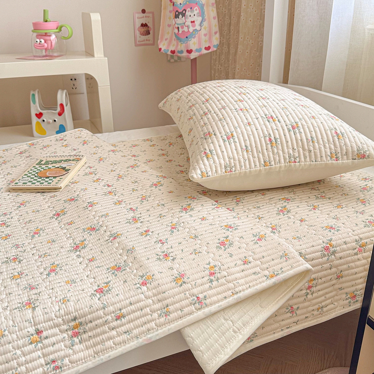 91家纺网 家纺一手货源 找家纺 妮可 2025热款学生床全棉夹棉多功能床垫-床盖 小花飘飘