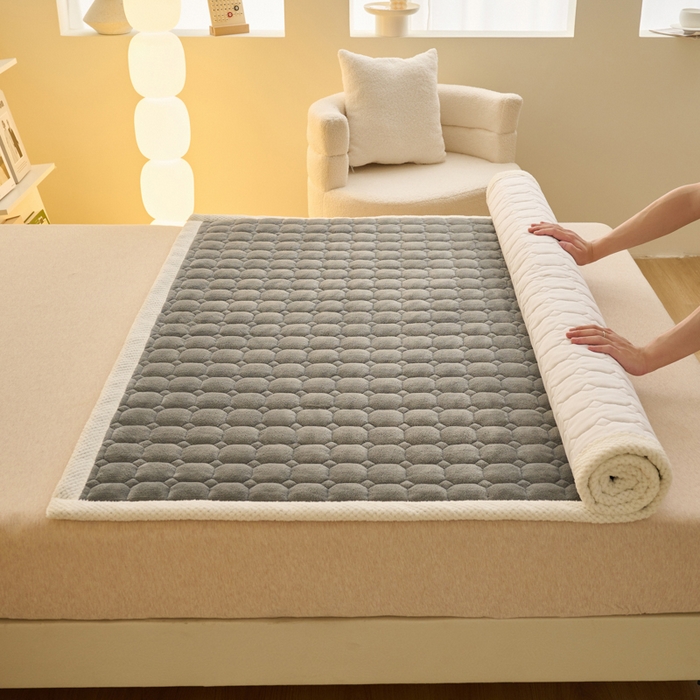 91家纺网 家纺一手货源 找家纺 缦吉 2025冬季新款亲肤舒适简约牛奶绒床垫床褥子 银灰