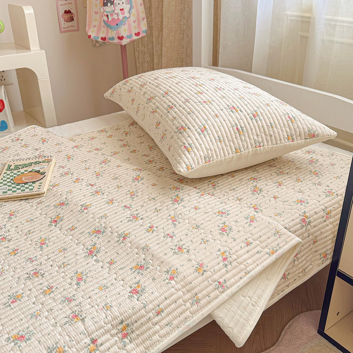 91家纺网 家纺一手货源 找家纺 妮可 2025热款学生床全棉夹棉多功能床垫-床盖 小花飘飘