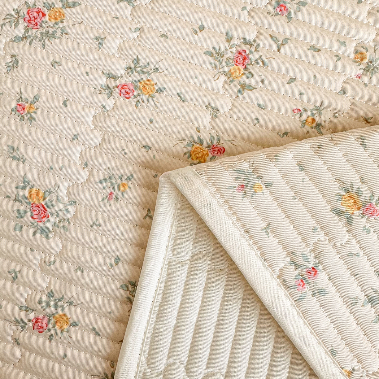 91家纺网 家纺一手货源 找家纺 妮可 2025热款学生床全棉夹棉多功能床垫-床盖 小花飘飘