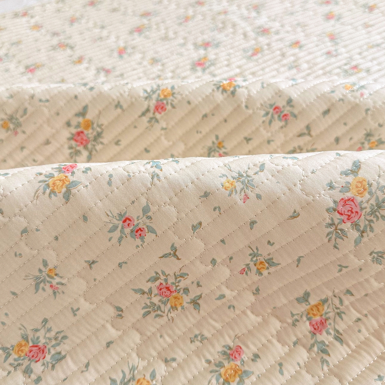 91家纺网 家纺一手货源 找家纺 妮可 2025热款学生床全棉夹棉多功能床垫-床盖 小花飘飘