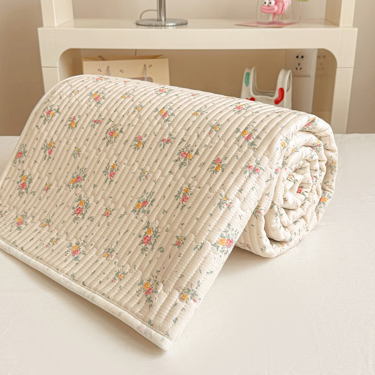 91家纺网 家纺一手货源 找家纺 妮可 2025热款学生床全棉夹棉多功能床垫-床盖 小花飘飘