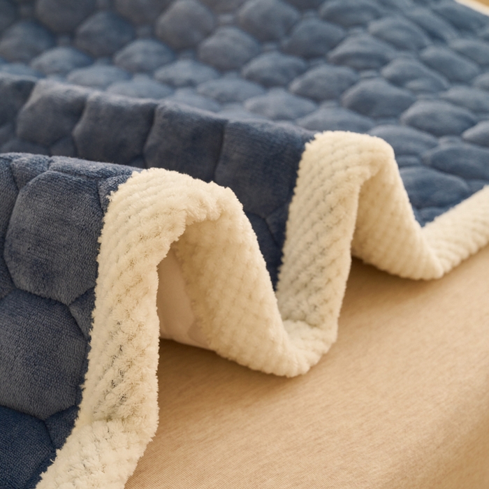91家纺网 家纺一手货源 找家纺 缦吉 2025冬季新款亲肤舒适简约牛奶绒床垫床褥子 深蓝