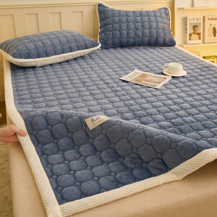 91家纺网 家纺一手货源 找家纺 缦吉 2025冬季新款亲肤舒适简约牛奶绒床垫床褥子 深蓝