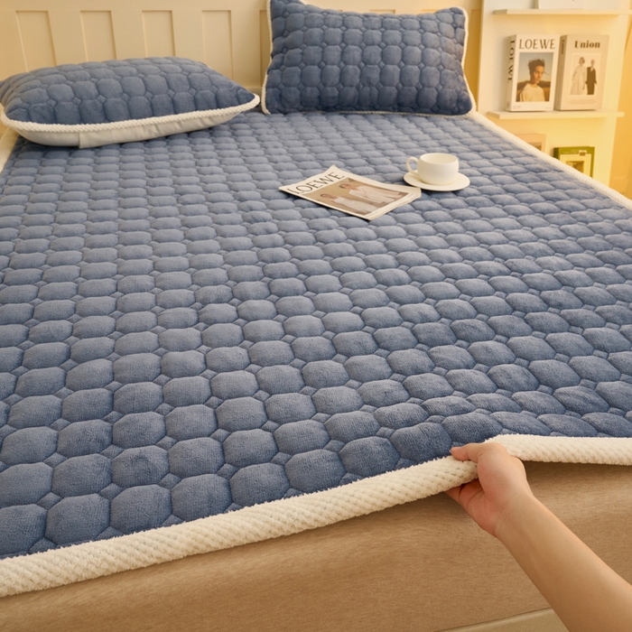 91家纺网 家纺一手货源 找家纺 缦吉 2025冬季新款亲肤舒适简约牛奶绒床垫床褥子 深蓝