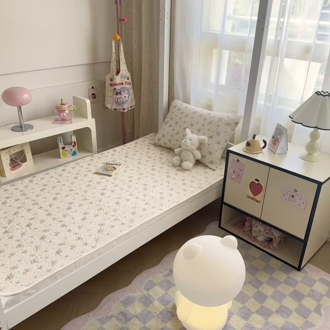 91家纺网 家纺一手货源 找家纺 妮可 2025热款学生床全棉夹棉多功能床垫-床盖 小花飘飘