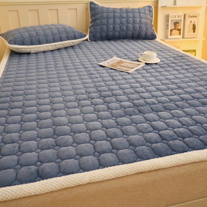 91家纺网 家纺一手货源 找家纺 缦吉 2025冬季新款亲肤舒适简约牛奶绒床垫床褥子 深蓝