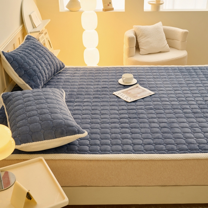 91家纺网 家纺一手货源 找家纺 缦吉 2025冬季新款亲肤舒适简约牛奶绒床垫床褥子 深蓝