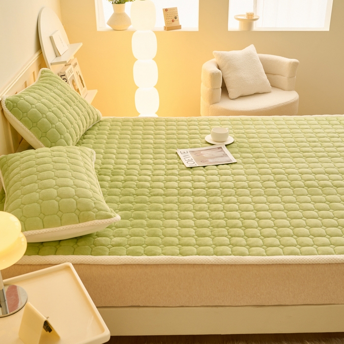 91家纺网 家纺一手货源 找家纺 缦吉 2025冬季新款亲肤舒适简约牛奶绒床垫床褥子 果绿