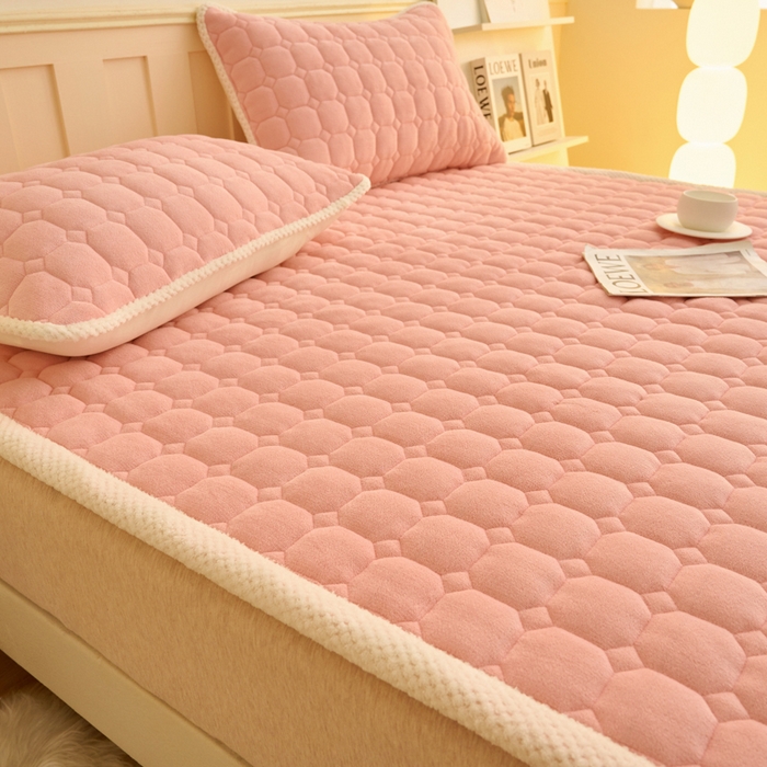 91家纺网 家纺一手货源 找家纺 缦吉 2025冬季新款亲肤舒适简约牛奶绒床垫床褥子 浅粉