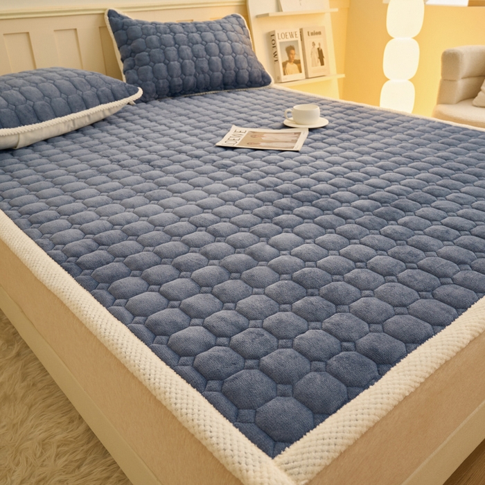 91家纺网 家纺一手货源 找家纺 缦吉 2025冬季新款亲肤舒适简约牛奶绒床垫床褥子 深蓝