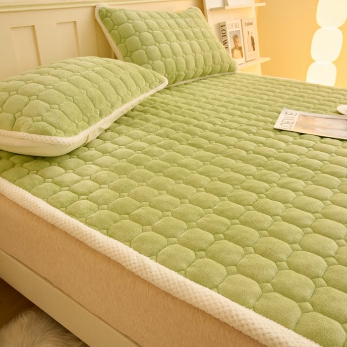 91家纺网 家纺一手货源 找家纺 缦吉 2025冬季新款亲肤舒适简约牛奶绒床垫床褥子 果绿