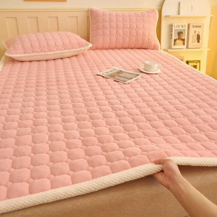 91家纺网 家纺一手货源 找家纺 缦吉 2025冬季新款亲肤舒适简约牛奶绒床垫床褥子 浅粉