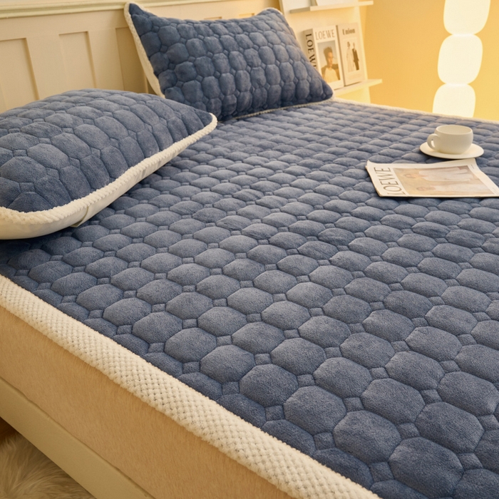 91家纺网 家纺一手货源 找家纺 缦吉 2025冬季新款亲肤舒适简约牛奶绒床垫床褥子 深蓝