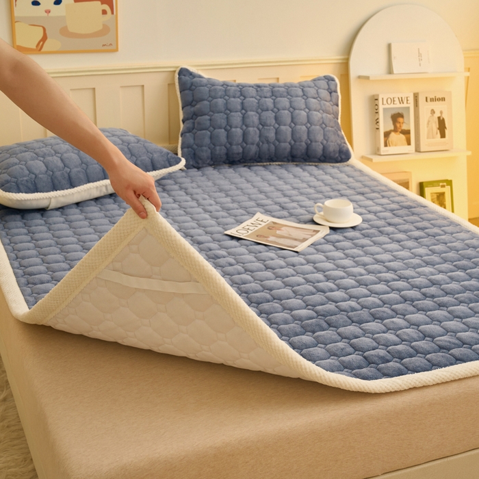 91家纺网 家纺一手货源 找家纺 缦吉 2025冬季新款亲肤舒适简约牛奶绒床垫床褥子 深蓝