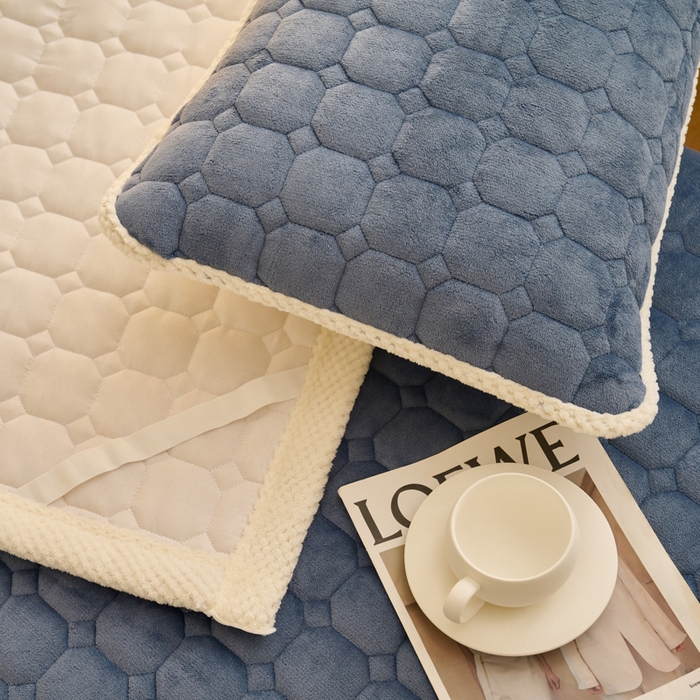 91家纺网 家纺一手货源 找家纺 缦吉 2025冬季新款亲肤舒适简约牛奶绒床垫床褥子 深蓝