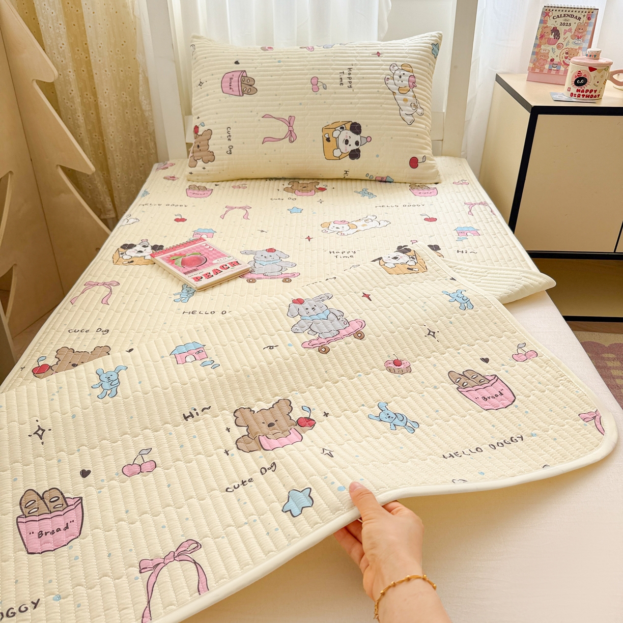 91家纺网 家纺一手货源 找家纺 妮可 2025热款学生床全棉夹棉多功能床垫-床盖 爱乐之城