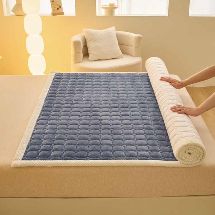 91家纺网 家纺一手货源 找家纺 缦吉 2025冬季新款亲肤舒适简约牛奶绒床垫床褥子 深蓝