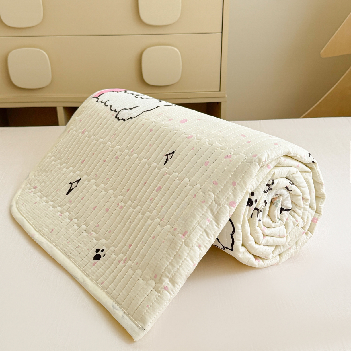 91家纺网 家纺一手货源 找家纺 妮可 2025热款学生床全棉夹棉多功能床垫-床盖 爱心小狗