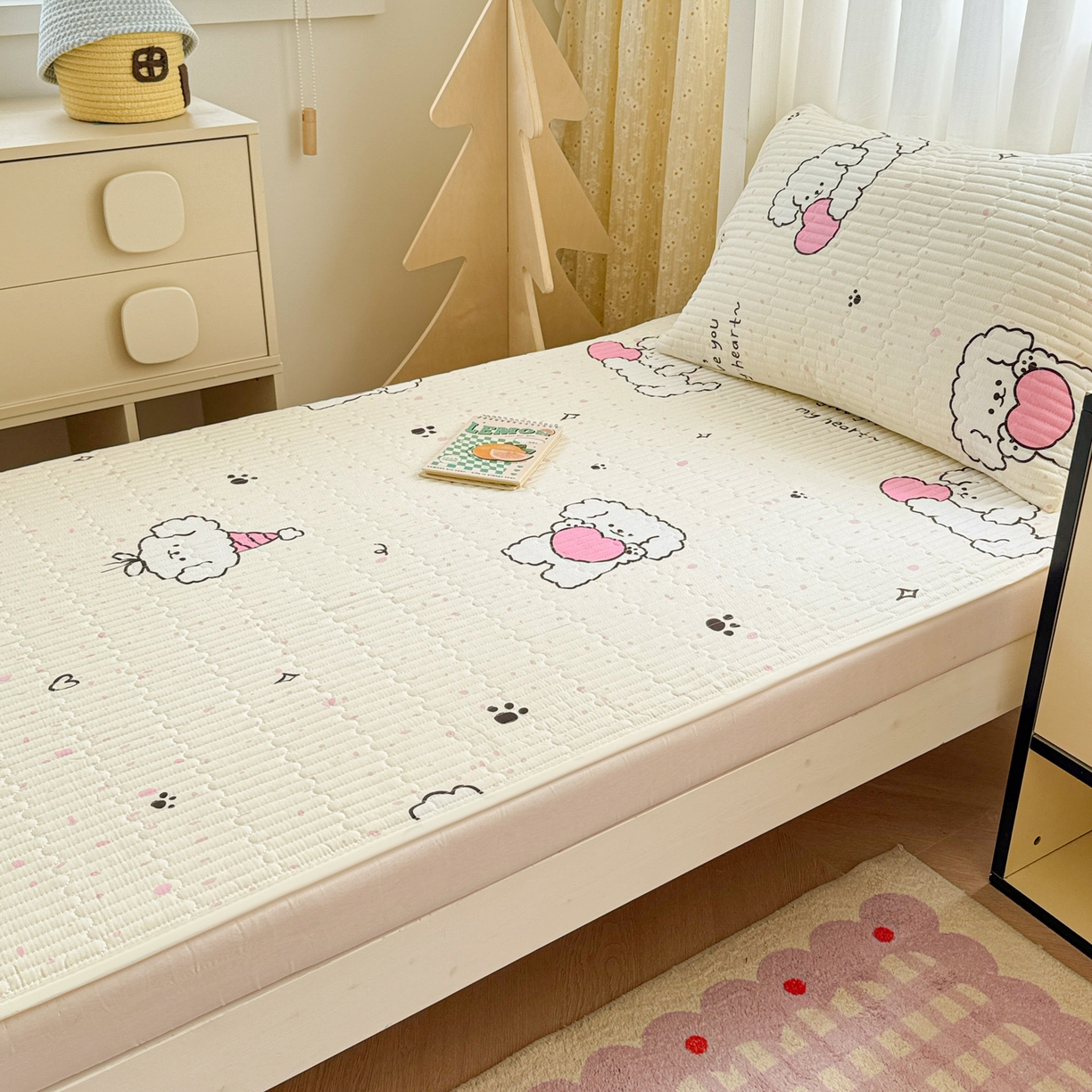 91家纺网 家纺一手货源 找家纺 妮可 2025热款学生床全棉夹棉多功能床垫-床盖 爱心小狗