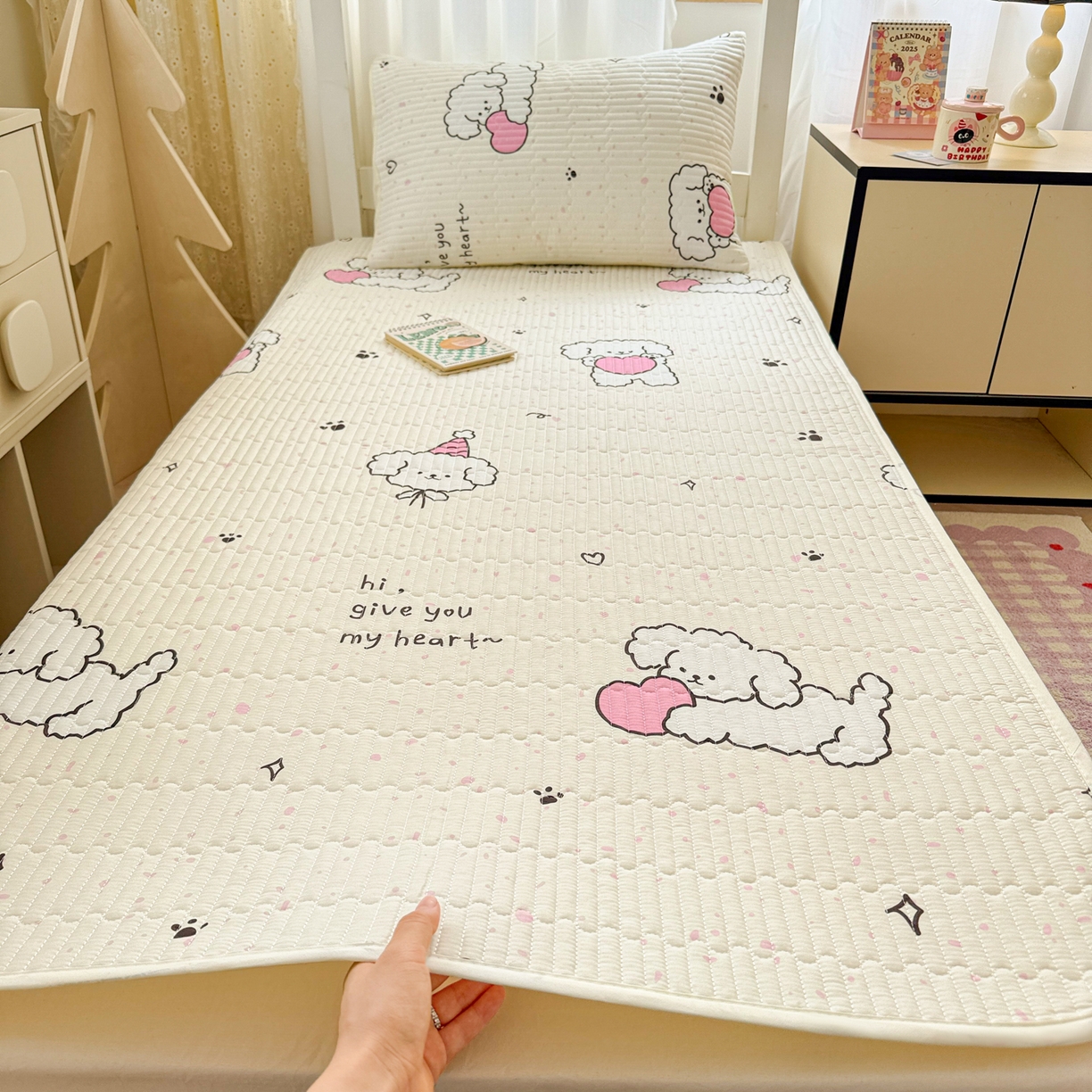 91家纺网 家纺一手货源 找家纺 妮可 2025热款学生床全棉夹棉多功能床垫-床盖 爱心小狗
