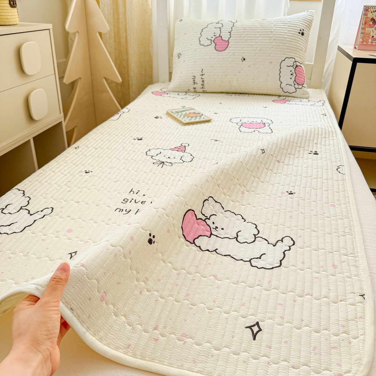 91家纺网 家纺一手货源 找家纺 妮可 2025热款学生床全棉夹棉多功能床垫-床盖 爱心小狗