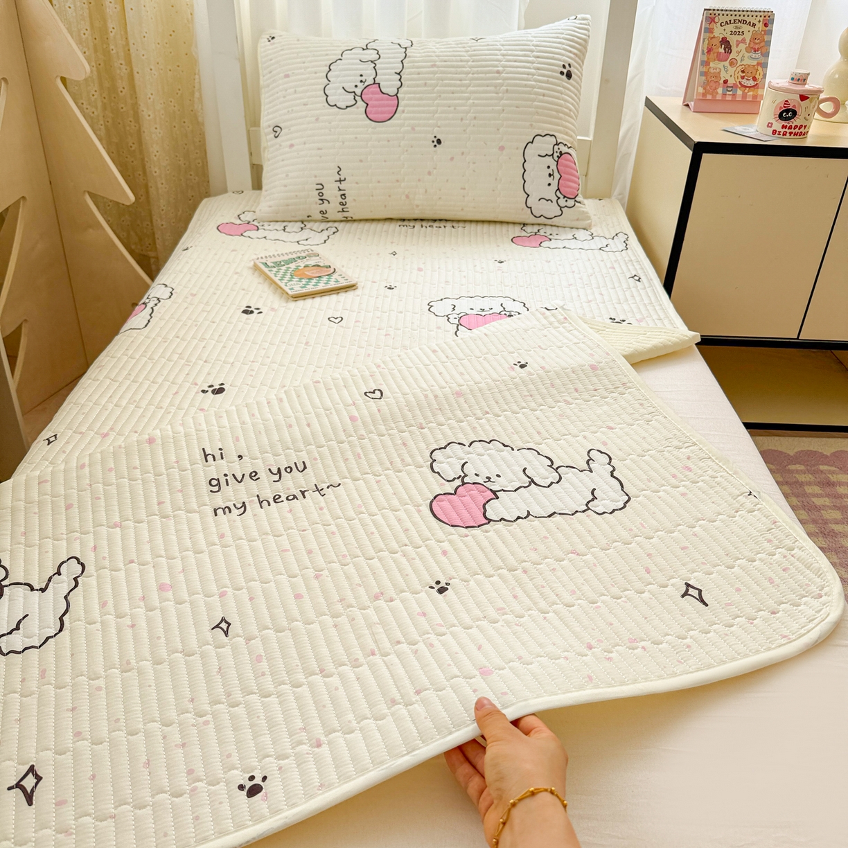 91家纺网 家纺一手货源 找家纺 妮可 2025热款学生床全棉夹棉多功能床垫-床盖 爱心小狗