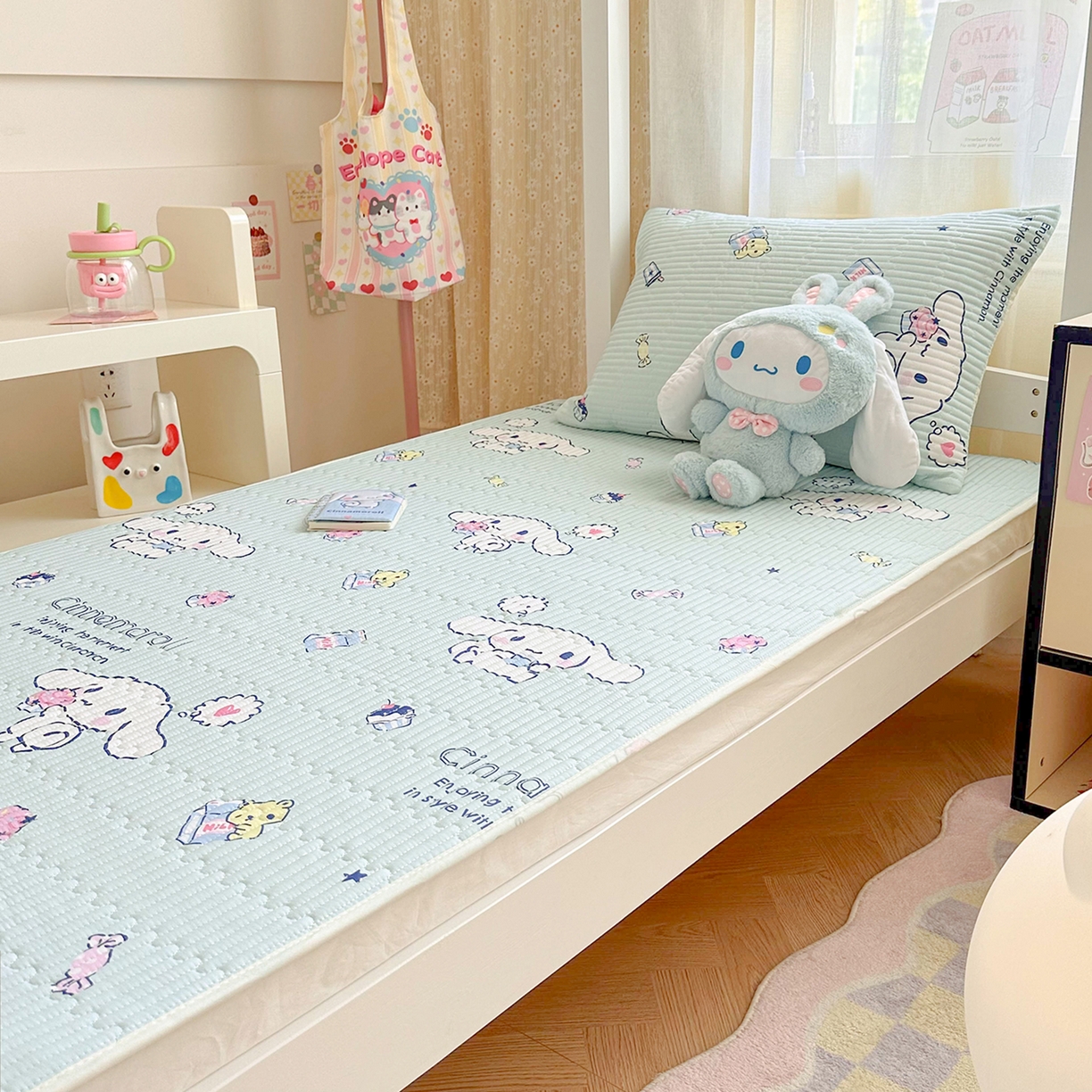 91家纺网 家纺一手货源 找家纺 妮可 2025热款学生床全棉夹棉多功能床垫-床盖 冰激凌玉桂狗