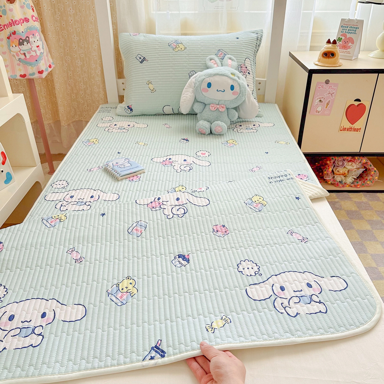 91家纺网 家纺一手货源 找家纺 妮可 2025热款学生床全棉夹棉多功能床垫-床盖 冰激凌玉桂狗