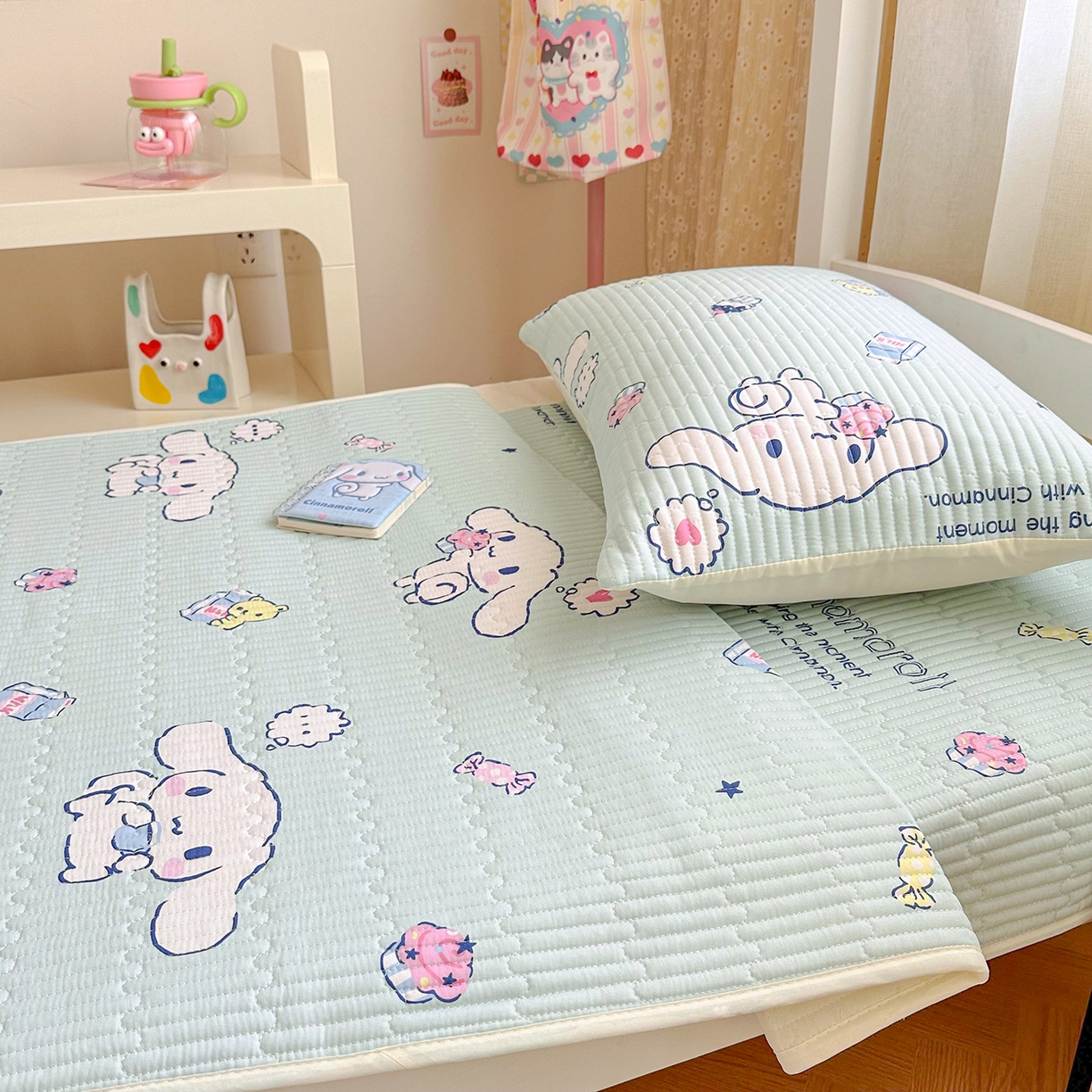 91家纺网 家纺一手货源 找家纺 妮可 2025热款学生床全棉夹棉多功能床垫-床盖 冰激凌玉桂狗