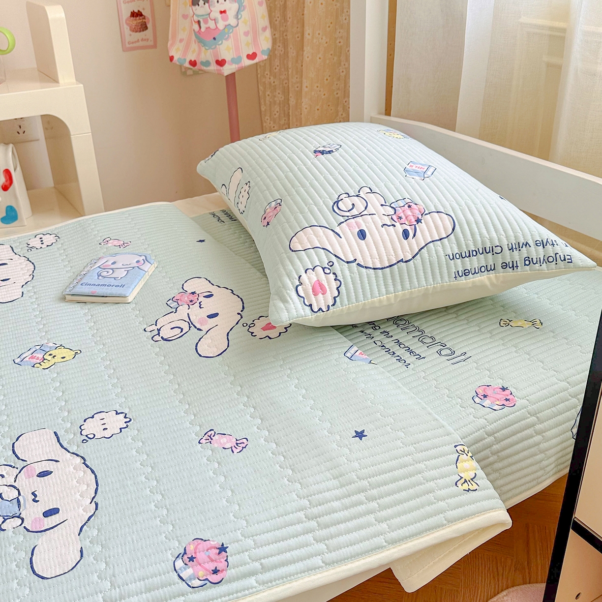 91家纺网 家纺一手货源 找家纺 妮可 2025热款学生床全棉夹棉多功能床垫-床盖 冰激凌玉桂狗