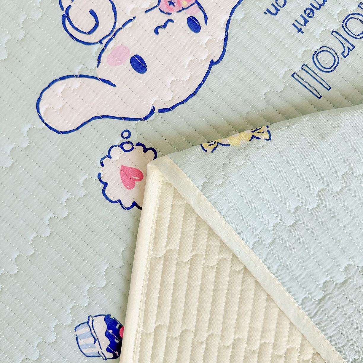 91家纺网 家纺一手货源 找家纺 妮可 2025热款学生床全棉夹棉多功能床垫-床盖 冰激凌玉桂狗