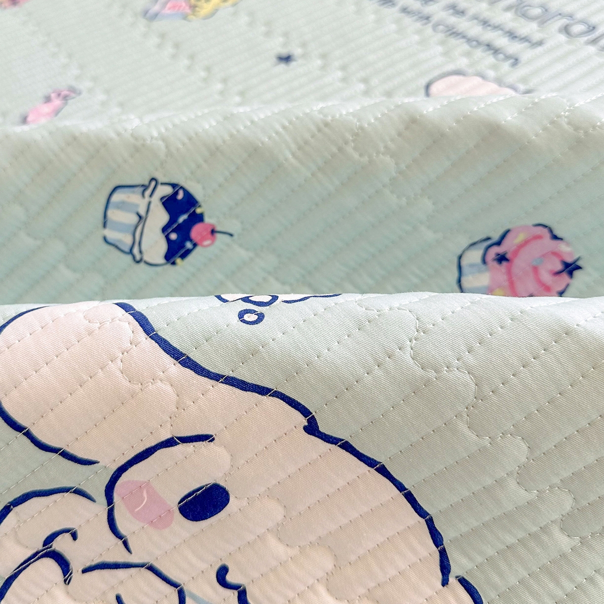 91家纺网 家纺一手货源 找家纺 妮可 2025热款学生床全棉夹棉多功能床垫-床盖 冰激凌玉桂狗