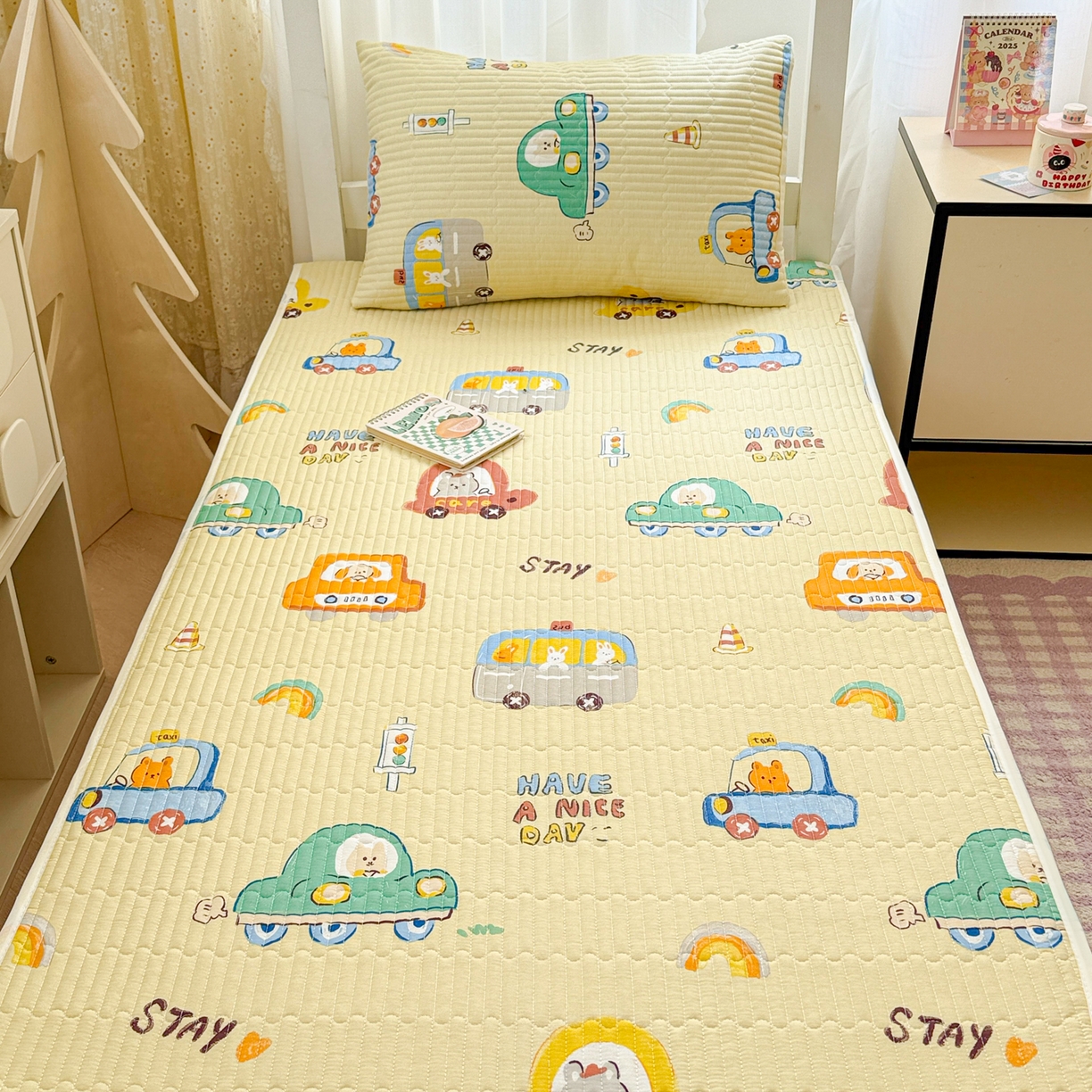 91家纺网 家纺一手货源 找家纺 妮可 2025热款学生床全棉夹棉多功能床垫-床盖 嘟嘟派对