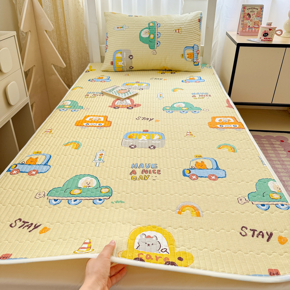 91家纺网 家纺一手货源 找家纺 妮可 2025热款学生床全棉夹棉多功能床垫-床盖 嘟嘟派对