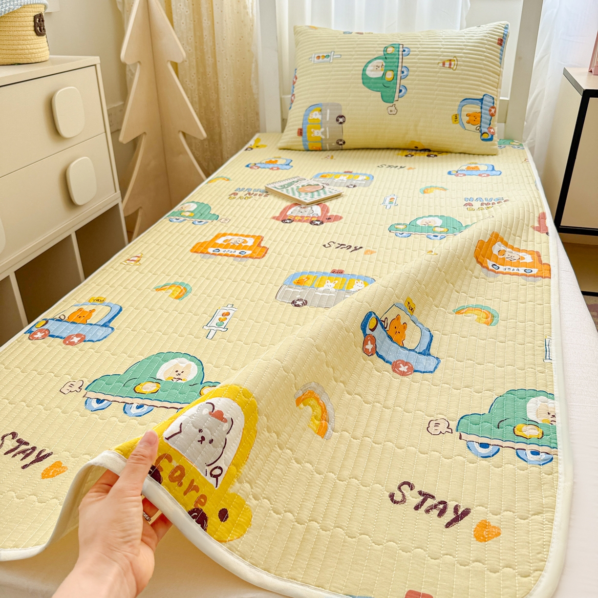 91家纺网 家纺一手货源 找家纺 妮可 2025热款学生床全棉夹棉多功能床垫-床盖 嘟嘟派对