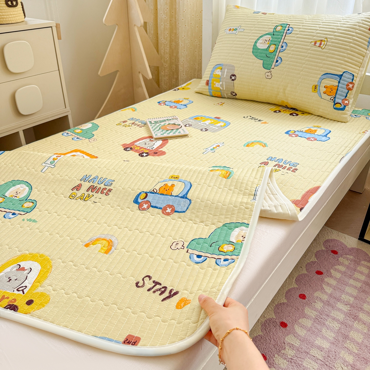 91家纺网 家纺一手货源 找家纺 妮可 2025热款学生床全棉夹棉多功能床垫-床盖 嘟嘟派对