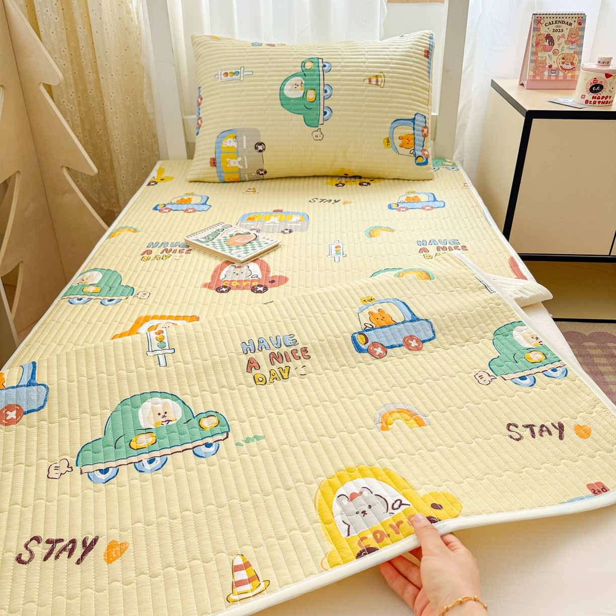 91家纺网 家纺一手货源 找家纺 妮可 2025热款学生床全棉夹棉多功能床垫-床盖 嘟嘟派对