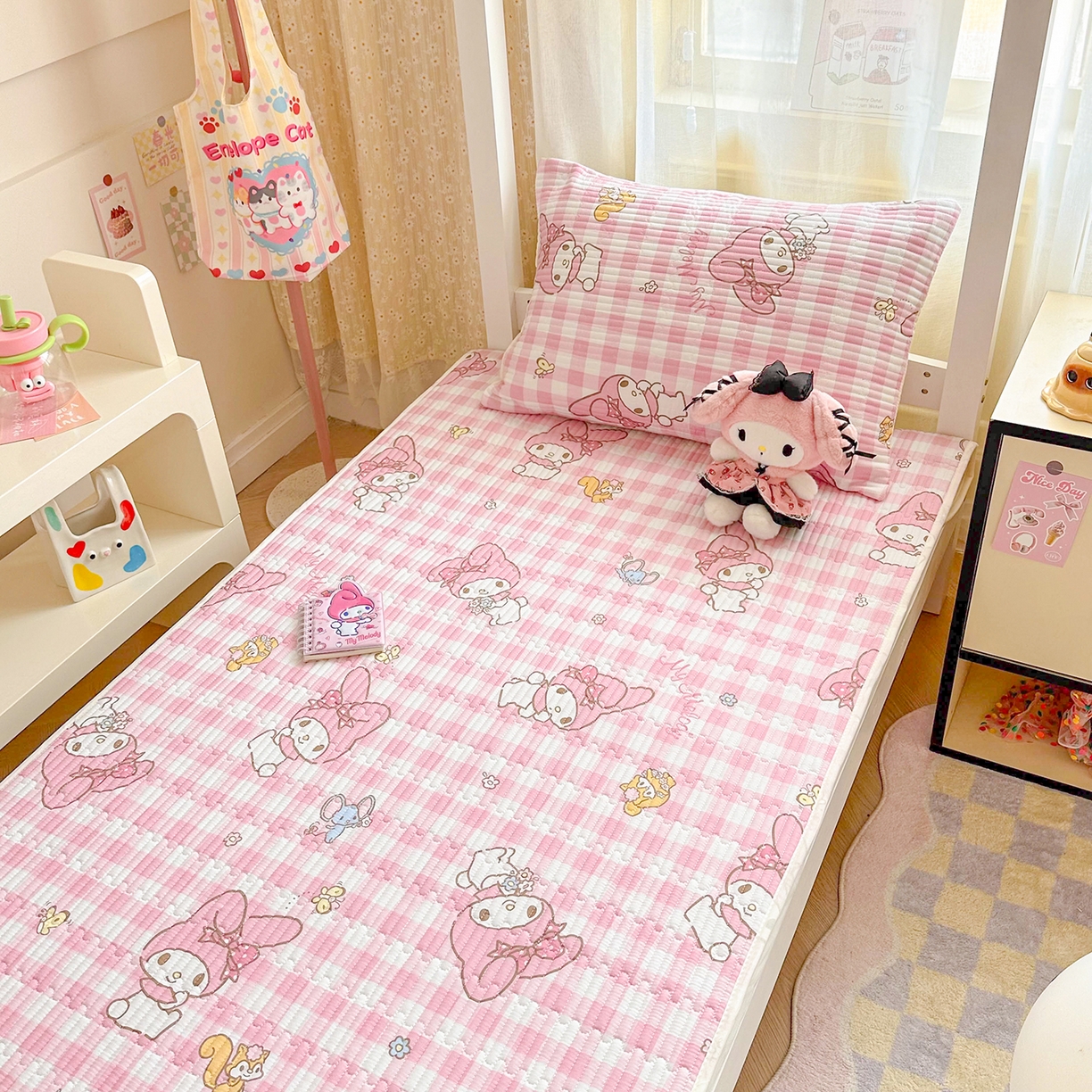 91家纺网 家纺一手货源 找家纺 妮可 2025热款学生床全棉夹棉多功能床垫-床盖 粉格美乐蒂