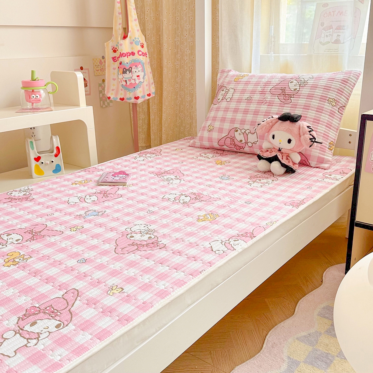 91家纺网 家纺一手货源 找家纺 妮可 2025热款学生床全棉夹棉多功能床垫-床盖 粉格美乐蒂