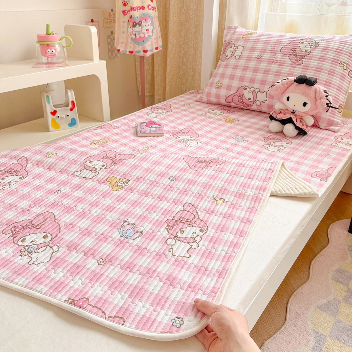 91家纺网 家纺一手货源 找家纺 妮可 2025热款学生床全棉夹棉多功能床垫-床盖 粉格美乐蒂