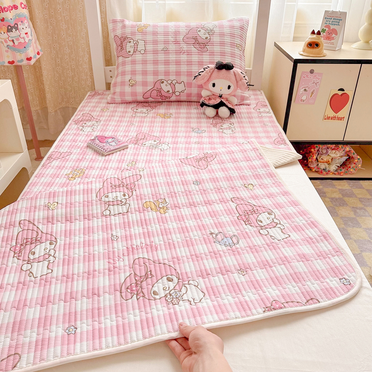 91家纺网 家纺一手货源 找家纺 妮可 2025热款学生床全棉夹棉多功能床垫-床盖 粉格美乐蒂