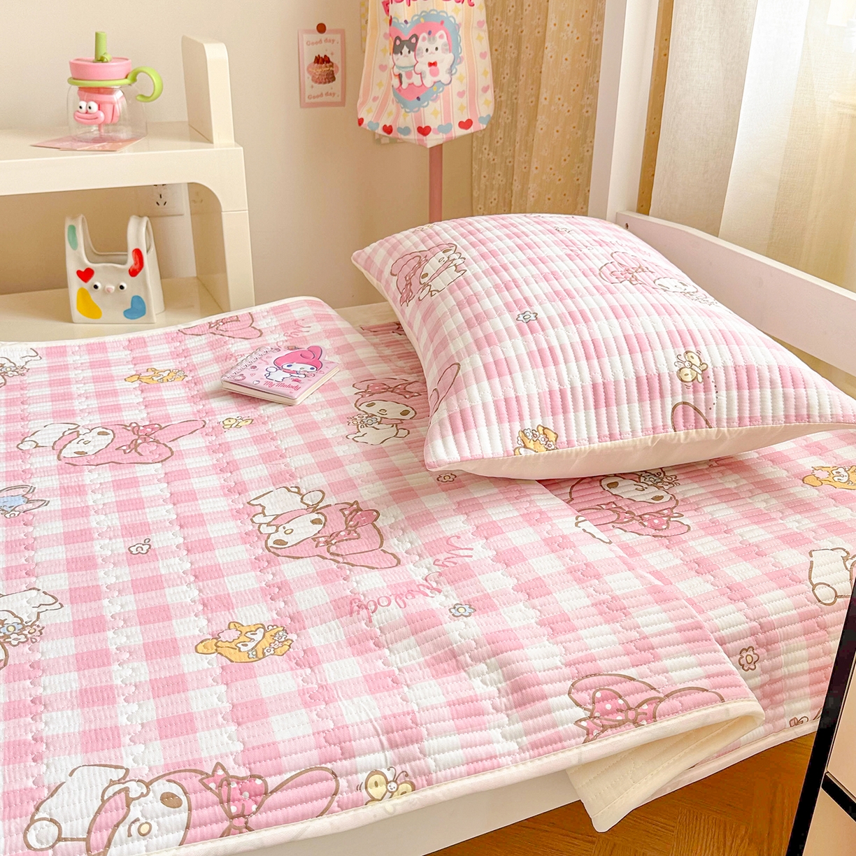 91家纺网 家纺一手货源 找家纺 妮可 2025热款学生床全棉夹棉多功能床垫-床盖 粉格美乐蒂