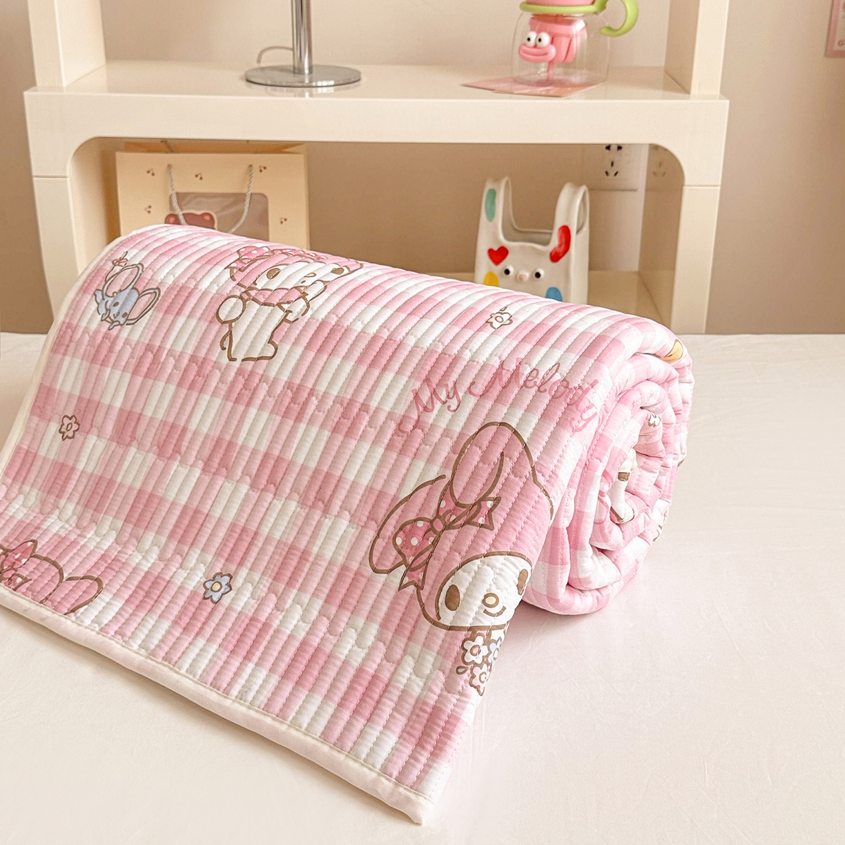 91家纺网 家纺一手货源 找家纺 妮可 2025热款学生床全棉夹棉多功能床垫-床盖 粉格美乐蒂