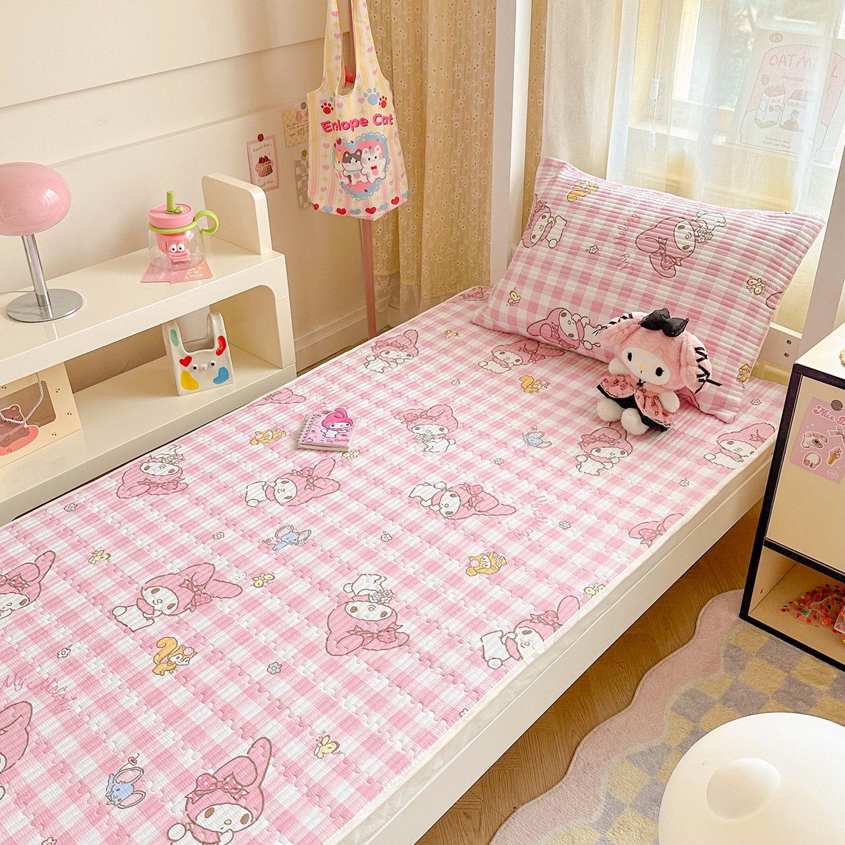 91家纺网 家纺一手货源 找家纺 妮可 2025热款学生床全棉夹棉多功能床垫-床盖 粉格美乐蒂