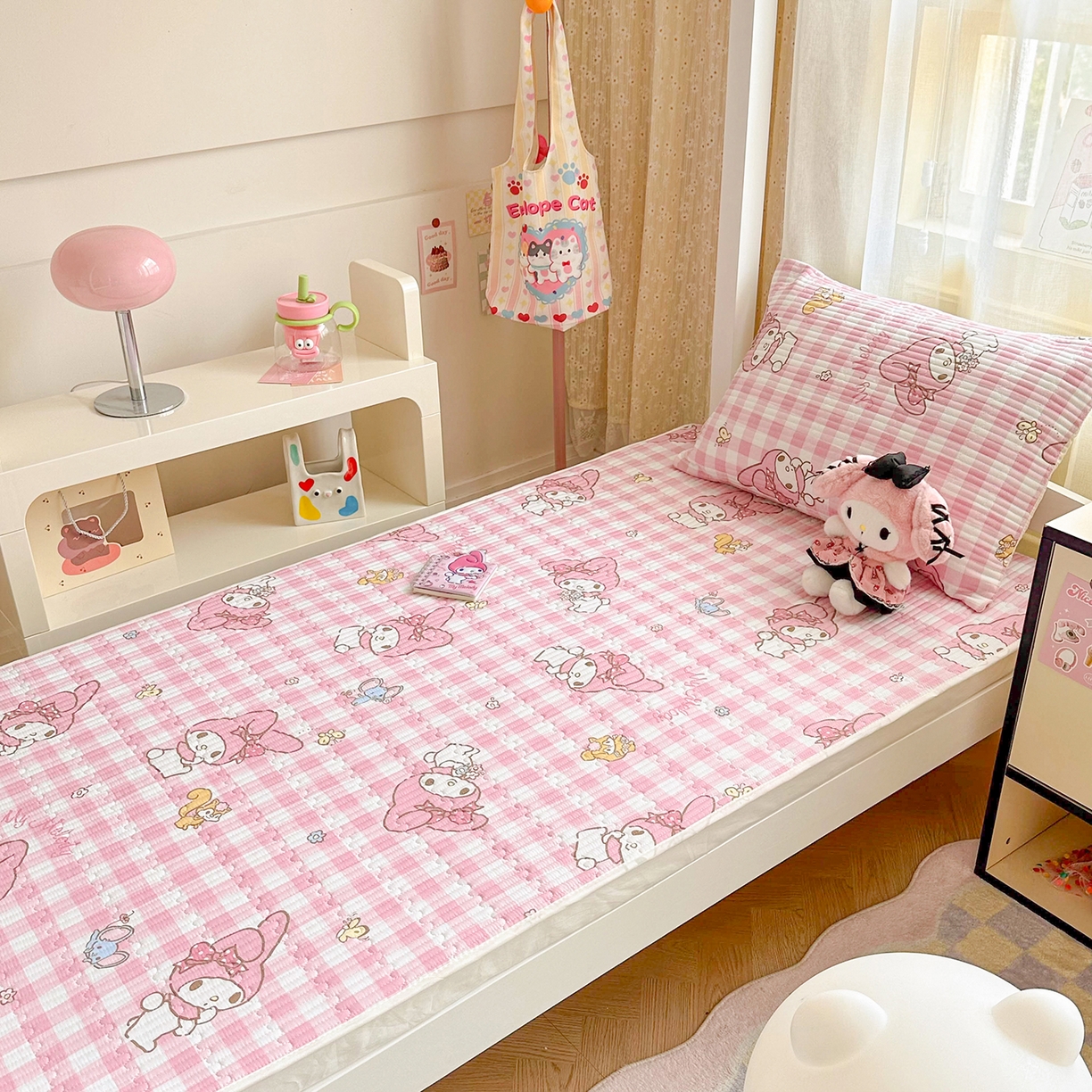 91家纺网 家纺一手货源 找家纺 妮可 2025热款学生床全棉夹棉多功能床垫-床盖 粉格美乐蒂