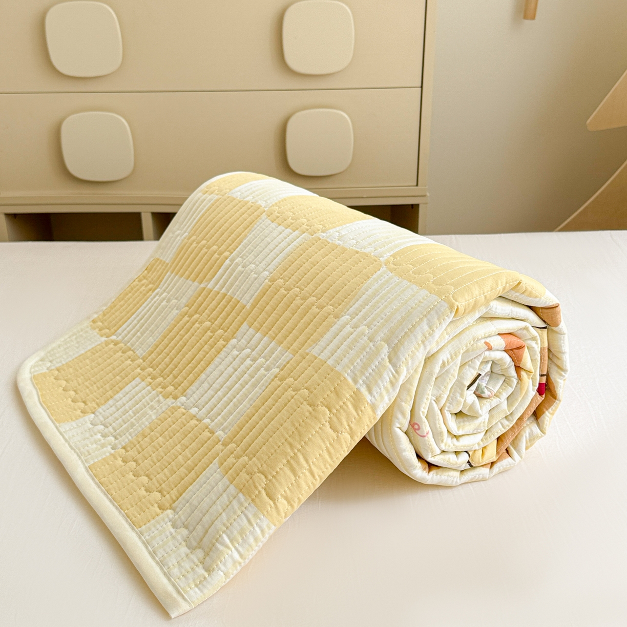 91家纺网 家纺一手货源 找家纺 妮可 2025热款学生床全棉夹棉多功能床垫-床盖 黄油小熊