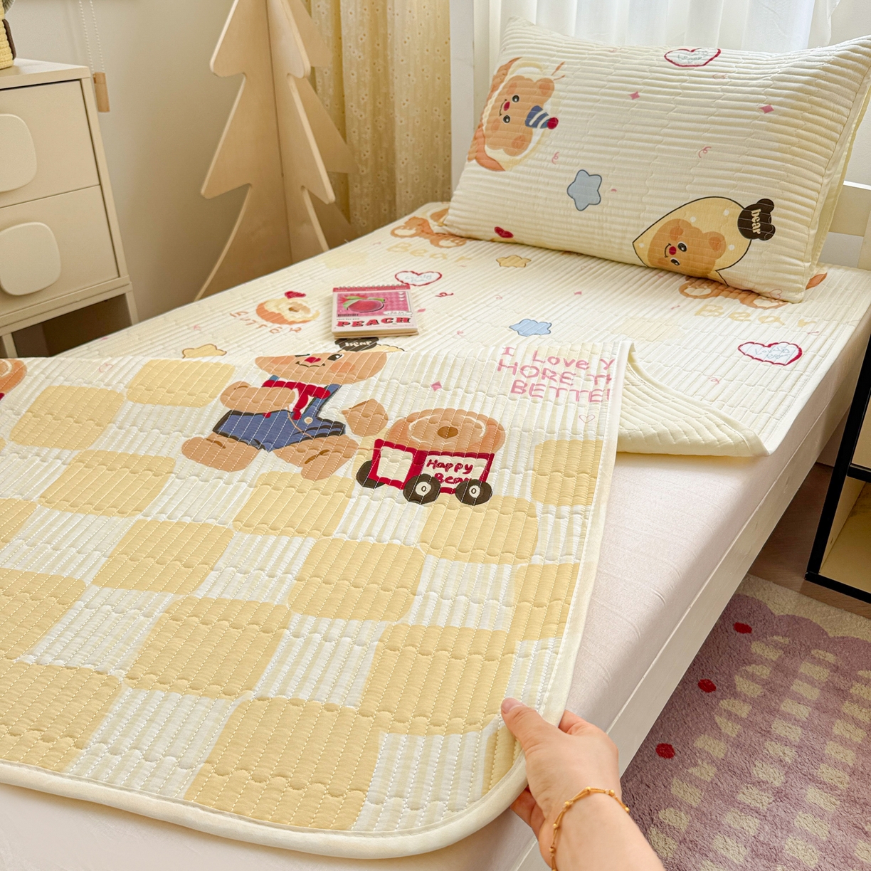 91家纺网 家纺一手货源 找家纺 妮可 2025热款学生床全棉夹棉多功能床垫-床盖 黄油小熊