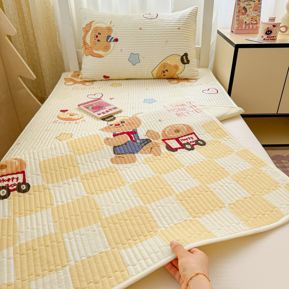 91家纺网 家纺一手货源 找家纺 妮可 2025热款学生床全棉夹棉多功能床垫-床盖 黄油小熊